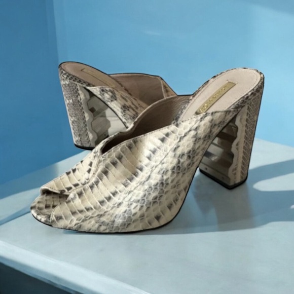 LOUISE ET CIE Snake Print Leather Carved Heels Sandals Size US 8 - Picture 1 of 7